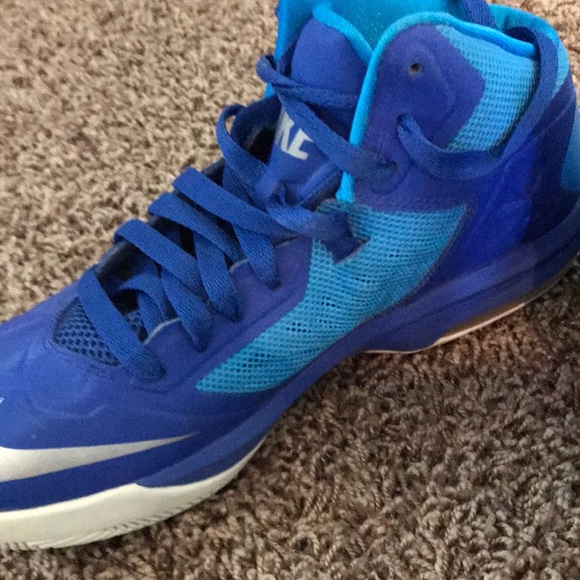 Colorful blue Nike basketball shoes. - Picture 4 of 5
